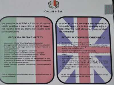 Il segnale riporta le regole per il decoro e l'ordine della piazza stabilite dall'ex sindaco Emiliano nel 2013. Ma gi� nella traduzione inglese ci sono parecchi errori 